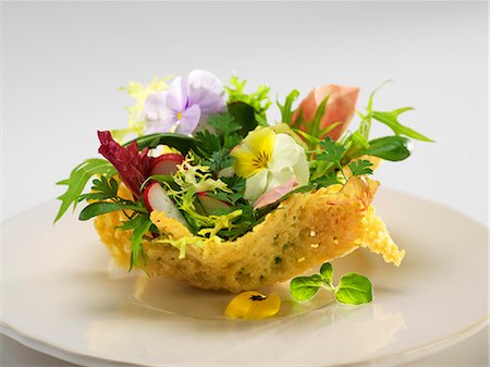 spring dish not people - A parmesan basket filled with salad Foto de stock - Sin royalties Premium, Código: 659-06153284