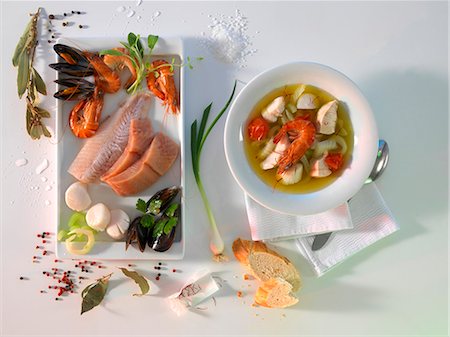 Bouillabaisse with ingredients Foto de stock - Sin royalties Premium, Código: 659-06153281