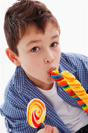 A little boy eating a giant lolly Foto de stock - Sin royalties Premium, Código: 659-06153344