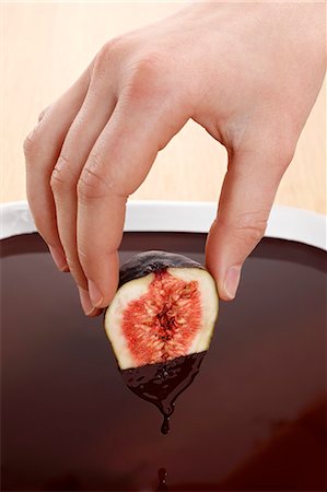 simsearch:659-07597105,k - Hand dipped fig in chocolate sauce Foto de stock - Royalty Free Premium, Número: 659-06153356