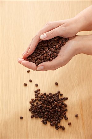 A pair of hands holding coffee beans Foto de stock - Sin royalties Premium, Código: 659-06153375