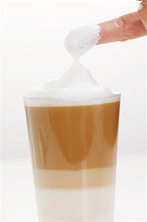 simsearch:659-08896735,k - Lait mousse recouverte de doigt dans un verre de Latte Macchiato Photographie de stock - Premium Libres de Droits, Code: 659-06153378