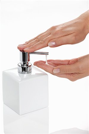 seife - Flüssige Seife aus einem Seifenspender gepumpt Stockbilder - Premium RF Lizenzfrei, Bildnummer: 659-06153373