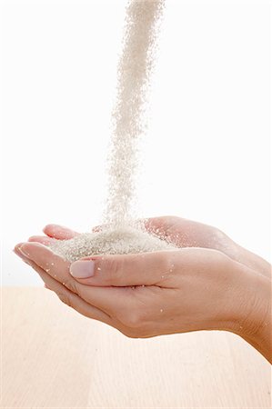 Raw sugar flowing into hands Foto de stock - Sin royalties Premium, Código: 659-06153386