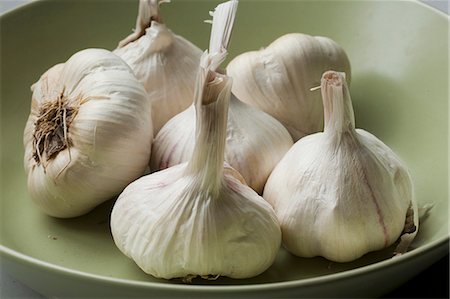 Whole Garlic Bulbs on a Shallow Bowl Foto de stock - Sin royalties Premium, Código: 659-06153388