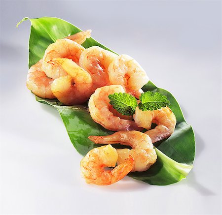 simsearch:659-06153407,k - Peeled shrimp on a leaf Stock Photo - Premium Royalty-Free, Code: 659-06153411