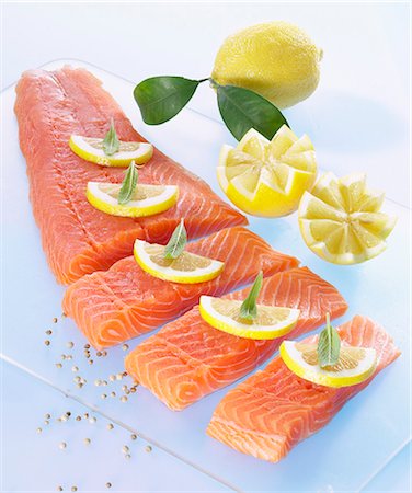 raw salmon fillet - Filet de saumon avec des tranches de citron Photographie de stock - Premium Libres de Droits, Code: 659-06153426