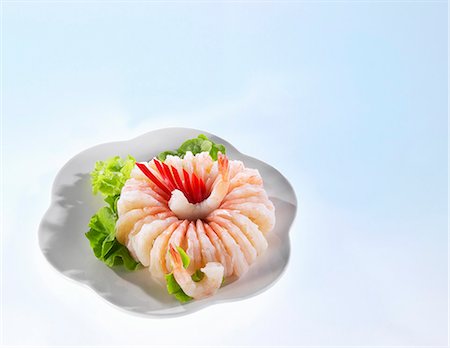 simsearch:659-03522603,k - Ring of shrimp with salad garnish Foto de stock - Royalty Free Premium, Número: 659-06153438