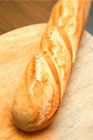 french breads - A baguette on a cutting board Foto de stock - Sin royalties Premium, Código: 659-06153439