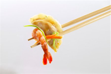 palillo (oriental) - Wonton and shrimp on chopsticks (Asia) Foto de stock - Sin royalties Premium, Código: 659-06153431
