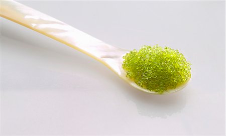 Green caviar caviar (œufs d'un poisson volant) sur une mère de pearl cuillère Photographie de stock - Premium Libres de Droits, Code: 659-06153432