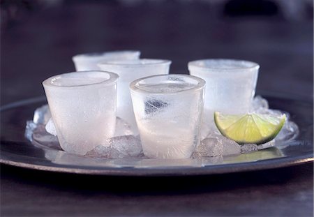 Frozen Vodka Shots on a Tray with Lime Foto de stock - Sin royalties Premium, Código: 659-06153447