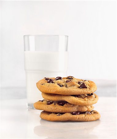 frosted glass - Milk and Cookies; Stack of Chocolate Chip Cookies with Glass of Milk Foto de stock - Sin royalties Premium, Código: 659-06153448