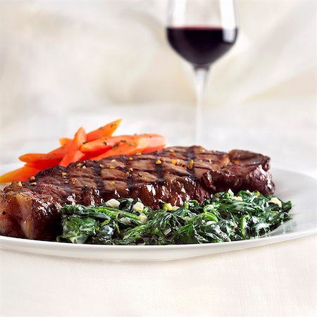 Bifteck grillé avec sauce aux épinards et carottes Photographie de stock - Premium Libres de Droits, Code: 659-06153449