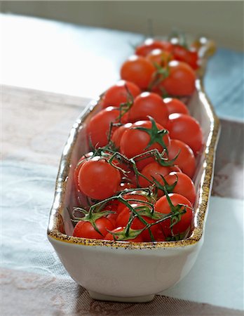 simsearch:659-07599391,k - Tomates (toujours sur la tige) dans un plat en céramique Photographie de stock - Premium Libres de Droits, Code: 659-06153443