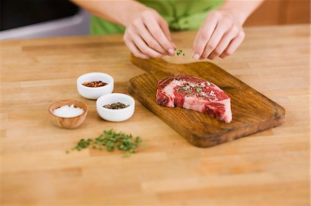 simsearch:659-06153622,k - Woman Seasoning a Steak Foto de stock - Sin royalties Premium, Código: 659-06153456