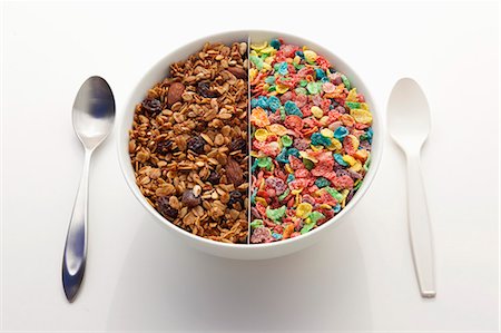 Good Choice Bad Choice Cereal Bowl Foto de stock - Royalty Free Premium, Número: 659-06153466