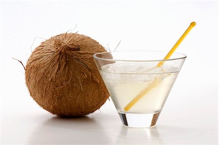 simsearch:659-06187251,k - Verre d'eau de noix de coco ; Noix de coco entière Photographie de stock - Premium Libres de Droits, Code: 659-06153468