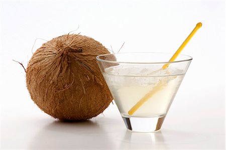 simsearch:659-06493957,k - Glass of Coconut Water; Whole Coconut Foto de stock - Sin royalties Premium, Código: 659-06153468