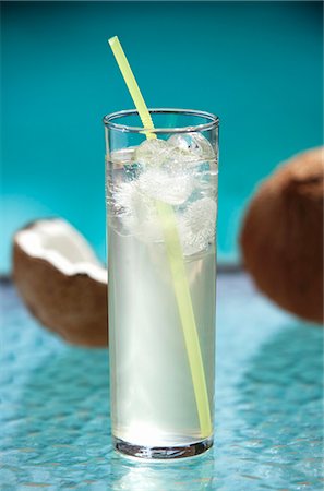 Verre d'eau de noix de coco avec une paille et de glace Photographie de stock - Premium Libres de Droits, Code: 659-06153469