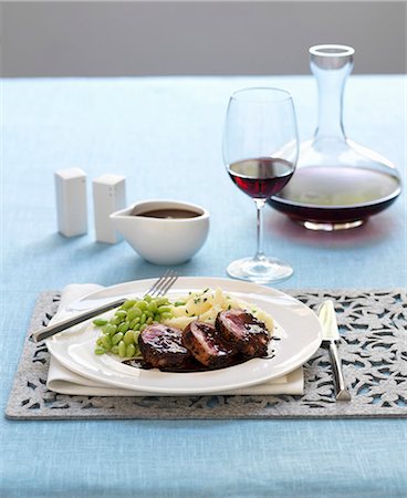 pomme de terre hachées - Épaule d'agneau avec sauce au chocolat, purées de pommes de terre et haricots de lima Photographie de stock - Premium Libres de Droits, Code: 659-06153479