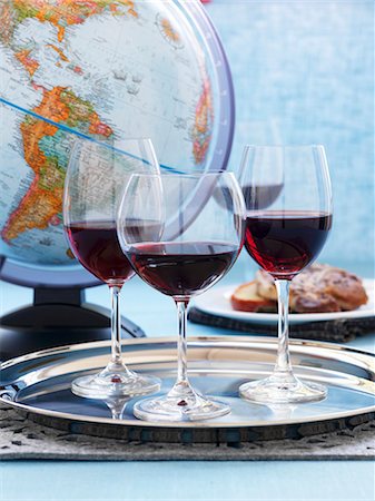 plateau d'argent - Trois verres de vin rouge sur un plateau d'argent devant un globe Photographie de stock - Premium Libres de Droits, Code: 659-06153480