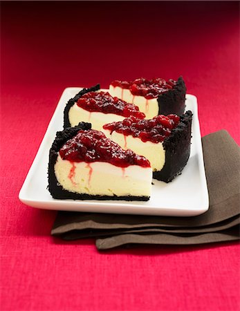 Cheese cake with sour cream, chocolate crust and cherry topping Foto de stock - Sin royalties Premium, Código: 659-06153496