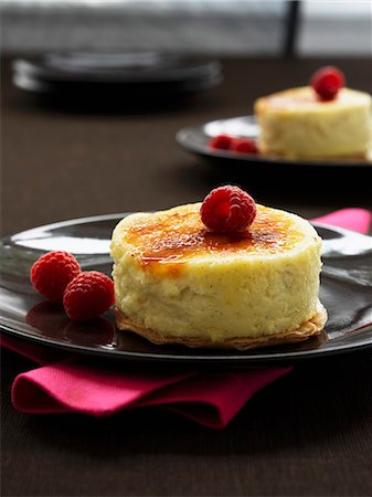 desserts sweet - Caramelized vanilla cheese cake with fresh raspberries Foto de stock - Sin royalties Premium, Código: 659-06153497