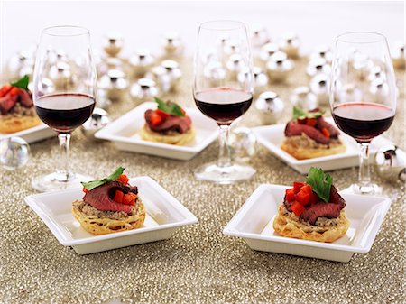 first course - Canapes with roast beef and red wine Stock Photo - Premium Royalty-Free, Code: 659-06153491