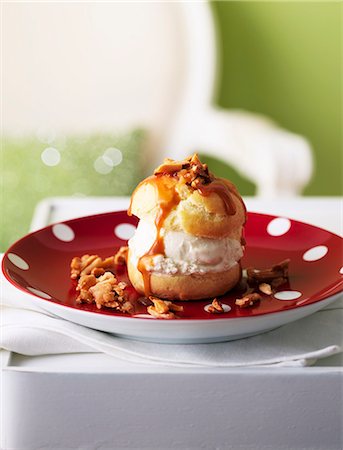 savory - Cream puff with ice cream and caramel sauce Foto de stock - Sin royalties Premium, Código: 659-06153506