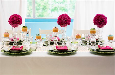 Une table festive décontractée avec des boules de fleurs Photographie de stock - Premium Libres de Droits, Code: 659-06153507
