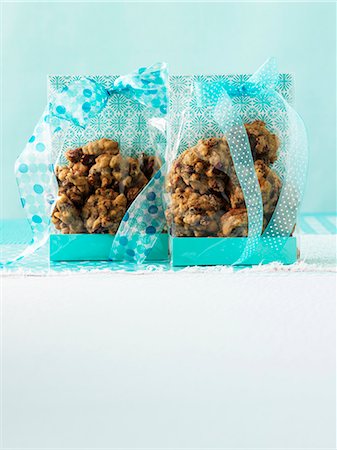 Drop Cookies in blue bags for giving Foto de stock - Sin royalties Premium, Código: 659-06153515