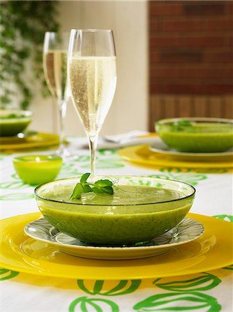 sekt - Cream of pea soup with a glass of champagne Stock Photo - Premium Royalty-Free, Code: 659-06153526