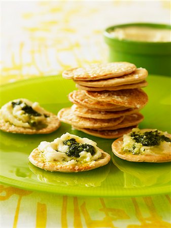 queso brie - Crackers sésame avec propagation au fromage et au pesto Photographie de stock - Premium Libres de Droits, Code: 659-06153520