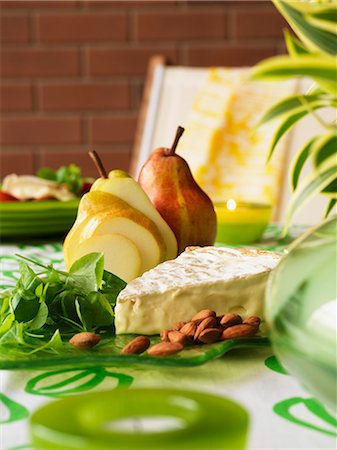 queso brie - Cheese platter with brie, almonds, baby spinach and pears Foto de stock - Sin royalties Premium, Código: 659-06153521