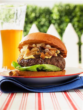 simsearch:659-07597866,k - Hamburger with Stilton, caramelized shallots and mushrooms, with beer Foto de stock - Sin royalties Premium, Código: 659-06153534