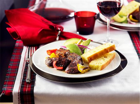 Slice sirloin steak with avocado and bread for Christmas Foto de stock - Sin royalties Premium, Código: 659-06153544