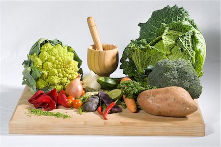 simsearch:659-06373513,k - Vegetable still life with mortar and pestle with rose petals on a cutting board Stock Photo - Premium Royalty-Free, Code: 659-06153553