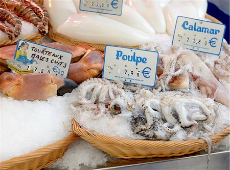 selling fish - Fresh squid at the market Foto de stock - Sin royalties Premium, Código: 659-06153560