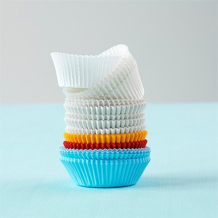 simsearch:659-06153779,k - Papier cuisson tasses dans une variété de couleurs Photographie de stock - Premium Libres de Droits, Code: 659-06153577