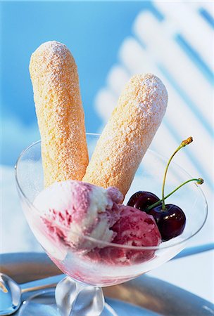 simsearch:659-06153196,k - Cherry yogurt ice cream with ladyfingers Foto de stock - Sin royalties Premium, Código: 659-06153587