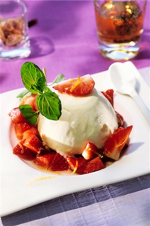 Waldmeister (woodruff) parfait with fresh strawberries Foto de stock - Sin royalties Premium, Código: 659-06153588