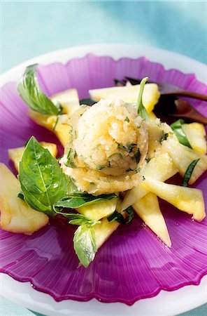 sundae - Plated pineapple-melon sorbet with fresh fruit Foto de stock - Sin royalties Premium, Código: 659-06153589