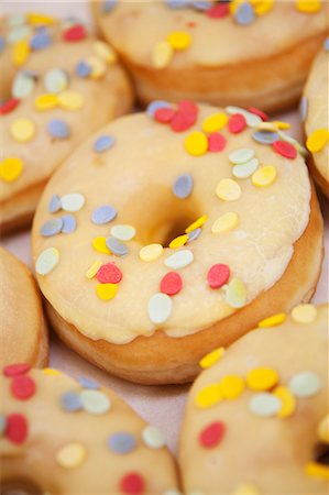 Iced donuts with confetti sprinkles Foto de stock - Sin royalties Premium, Código: 659-06153597