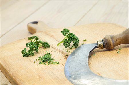 petroselinum crispum - Parsley and chopping knife on a wooden cutting board Stock Photo - Premium Royalty-Free, Code: 659-06153607