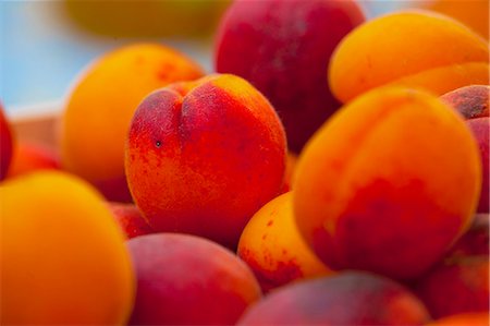 Fresh Peaches on Black Background Foto de stock - Sin royalties Premium, Código: 659-06153619