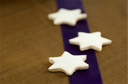 simsearch:659-08903441,k - Three cinnamon stars on a purple stripe Foto de stock - Sin royalties Premium, Código: 659-06153627