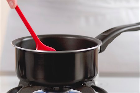 simsearch:659-07597280,k - A saucepan on a gas stove Foto de stock - Sin royalties Premium, Código: 659-06153622