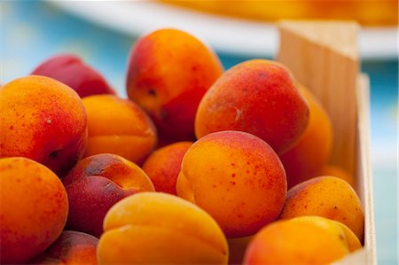 Fresh Peaches on Black Background Foto de stock - Sin royalties Premium, Código: 659-06153634