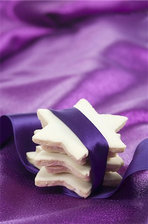 simsearch:659-06153784,k - Stacked cinnamon stars wrapped with purple ribbon Foto de stock - Sin royalties Premium, Código: 659-06153631